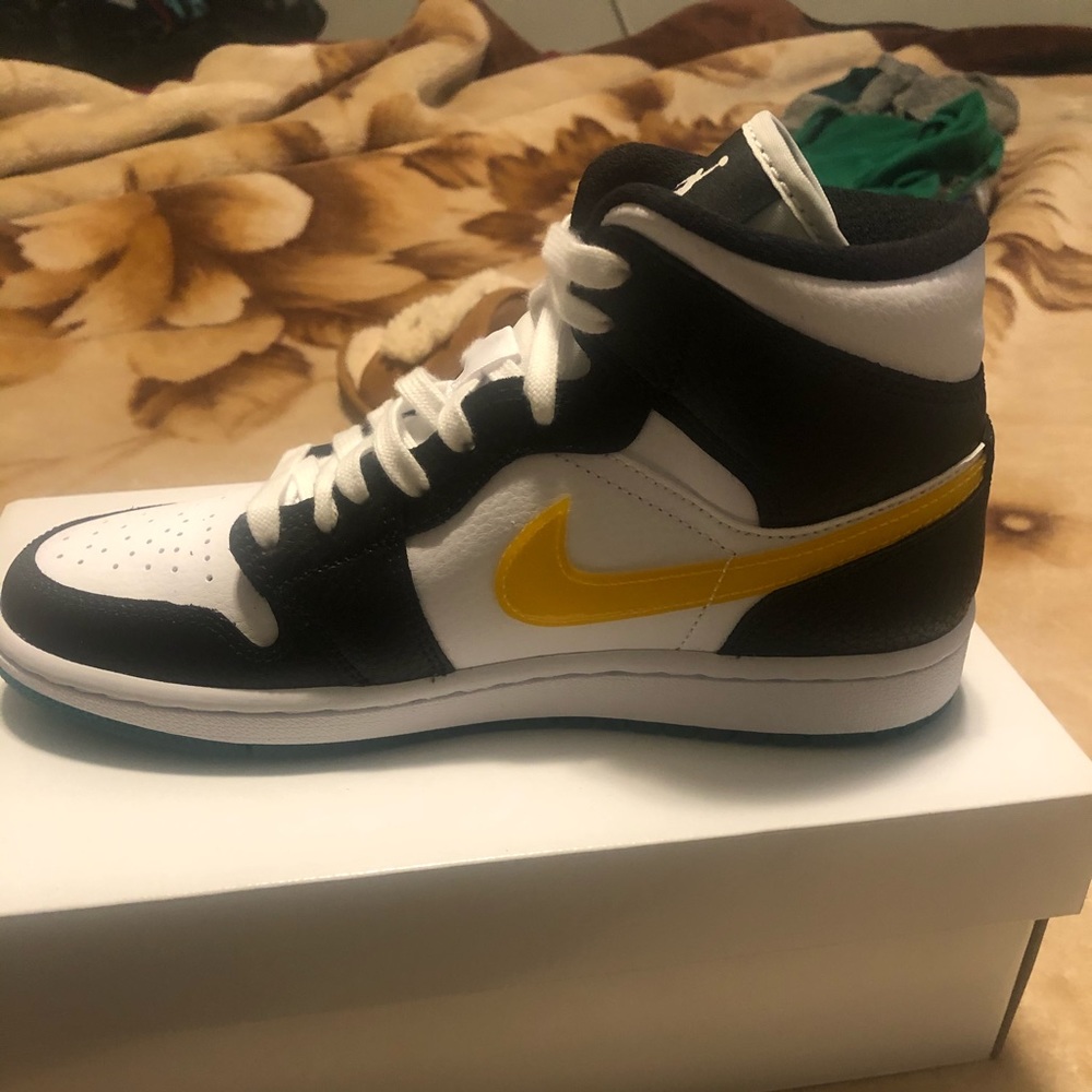 Jordan amid Women’s size 7